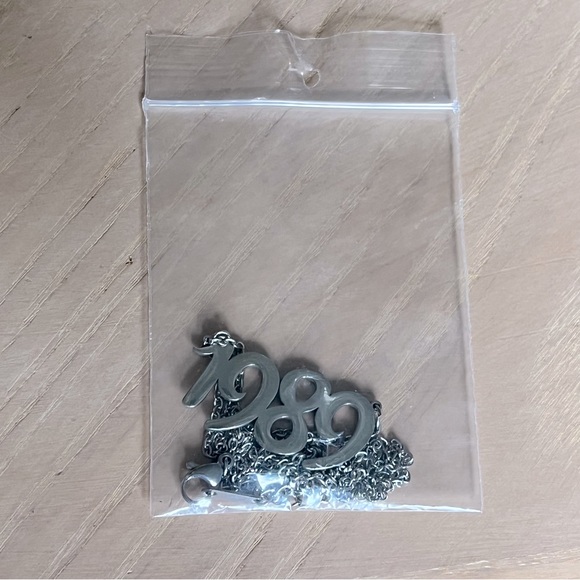*NEW* TAYLOR SWIFT Themed 1989 Album Year Number Necklace in Silver - Picture 5 of 5